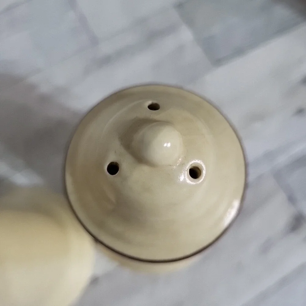 Vintage‎ Pfaltzgraff Village Salt And Pepper Shaker Set With Plugs 6-25